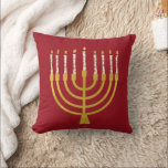 Festive Menorah Hanukkah Celestial Candles Red Kussen<br><div class="desc">Faux goudfolie-menorah-kaarsen voor je Hanukkah-viering. Whimsical menorah-illustratie met witte sterren bedekte hemelse kaarsen op een faux gouden menorah kandle standaard. Menorah starry Hanukkah illustreerde ontwerpcadeaus en papierproducten.</div>