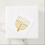 Festive Menorah Hanukkah Celestial Candles Wedding Bedankjes Labels<br><div class="desc">Faux goudfolie-menorah-kaarsen voor je Hanukkah-viering. Whimsical menorah-illustratie met witte sterren bedekte hemelse kaarsen op een faux gouden menorah kandle standaard. Menorah elegant starry bruiloft Hanukkah illustreerde designcadeaus en papierproducten.</div>
