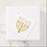 Festive Menorah Hanukkah Celestial Candles Wedding Bedankjes Labels<br><div class="desc">Faux goudfolie-menorah-kaarsen voor je Hanukkah-viering. Whimsical menorah-illustratie met witte sterren bedekte hemelse kaarsen op een faux gouden menorah kandle standaard. Menorah elegant starry bruiloft Hanukkah illustreerde designcadeaus en papierproducten.</div>