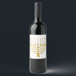 Festive Menorah Hanukkah Celestial Candles Wedding Wijn Etiket<br><div class="desc">Faux goudfolie-menorah-kaarsen voor je Hanukkah-viering. Whimsical menorah-illustratie met witte sterren bedekte hemelse kaarsen op een faux gouden menorah kandle standaard. Menorah elegant starry bruiloft Hanukkah illustreerde designcadeaus en papierproducten.</div>