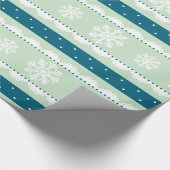 Festive Mint Polka Dots White Snowflakes Pattern Cadeaupapier (Hoek)