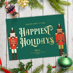 Festive Nutcracker-kerstgroen, niet-fotogoud Folie Feestdagenkaart<br><div class="desc">Deze feestelijke niet-fotokaart is voorzien van donkergroene achtergrond met twee notenkrakers aan elke kant die garant staan, en de groet "gelukkigste Feestdagen" in gouden folie. De nootkrakers zijn rood en donkerbruin gekleed en voorzien van gouden folie. Jouw naam bevindt zich ook in goudfolie. Op de rug zult u een donkergroene...</div>