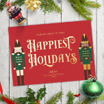 Festive Nutcracker Red, niet-foto Gold Folie Feestdagenkaart<br><div class="desc">Deze feestelijke niet-fotokaart is voorzien van een feestelijke rode achtergrond met twee notenkrakers aan elke kant die garant staat, en de groet "gelukkigste Feestdagen" in gouden folie. De nootkrakers zijn gekleed in donkergroen en donkerbruin en voorzien van goudfolie. Jouw naam is ook in goudfolie. Op de rug zult u een...</div>