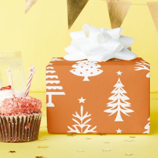 Festive Orange and White Christmas Tree Pattern Cadeaupapier (Verjaardagsfeest)