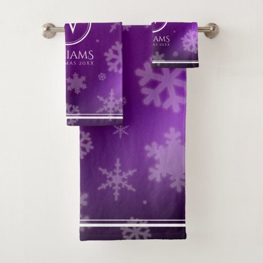 Festive Paarse Folie Snowflakes Monogram Naam Bad Handdoek (Insitu)