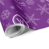 Festive Paarse Folie Snowflakes Monogram Naam Cadeaupapier (Rol Hoek)
