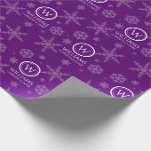 Festive Paarse Folie Snowflakes Monogram Naam Cadeaupapier (Hoek)
