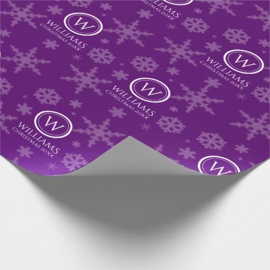 Festive Paarse Folie Snowflakes Monogram Naam Cadeaupapier (Hoek)