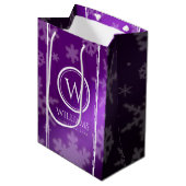 Festive Paarse Folie Snowflakes Monogram Naam Medium Cadeauzakje (Voorkant Gekanteld)
