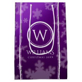 Festive Paarse Folie Snowflakes Monogram Naam Medium Cadeauzakje (Achterkant)