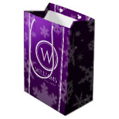 Festive Paarse Folie Snowflakes Monogram Naam Medium Cadeauzakje (Achterkant Gekanteld)