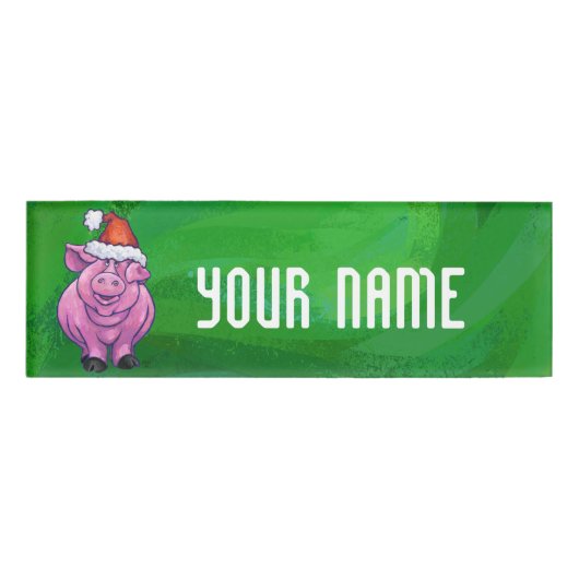Festive Pig in Santa Hat over Groen Naambadge (Voorkant)
