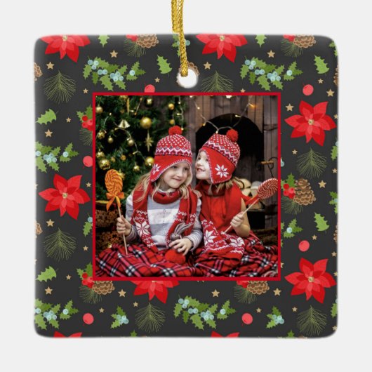 Festive Poinsettia and Berries Christmas Keramisch Ornament (Voorkant)