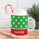 Festive Polka Dots Custom kerstmonogram Name Koffiemok<br><div class="desc">Personaliseer deze feestelijke kerstkoffie of warme cacao mok met een voornaam of andere aangepaste tekst. Het ontwerp kenmerkt een patroon van polka punten. Klassieke rode,  groene en witte vakantiekleuren.</div>