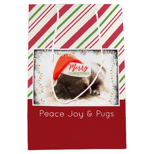 Festive Pug in Red Santa Hat met kerstlicht Medium Cadeauzakje (Voorkant)