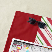 Festive Pug in Red Santa Hat met kerstverlichting Strandlaken (In situ)