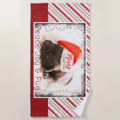 Festive Pug in Red Santa Hat met kerstverlichting Strandlaken (Voorkant)