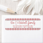Festive Red Black Classic Nordic Fair Isle Motif Etiket<br><div class="desc">Chique eenvoudig adres retour label met een en modern script lettertype op een eigentijdse Holiday seizoen klassieker rood en zwart Fair Isle motief patroonontwerp. Pas of personaliseer met de naam en het adres van uw keuze en versier uw enveloppen met dit feestelijke retour adreslabel. Modern maar eenvoudig grillig ontwerp voor...</div>