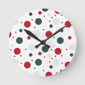 Festive Red en Green Polka Dot Kerstmis Ronde Klok (Voorkant)