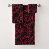 Festive Red Floral Damask op Black Towel Set Bad Handdoek (Insitu)