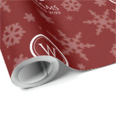 Festive Red Folie Snowflakes Monogram Naam Cadeaupapier (Rol Hoek)