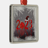 Festive Red Merry Kerstmis 2023 Metalen Ornament (Rechts)