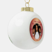 Festive Red Metallic Snowflake Family Foto Keramische Bal Ornament (Links)