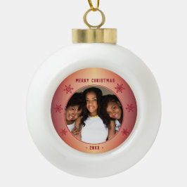 Festive Red Metallic Snowflake Family Foto Keramische Bal Ornament