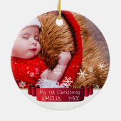 Festive Red Ribbon Baby, eerste kerstfoto Keramisch Ornament (Achterkant)