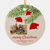 Festive Red Santa Hat Pine Merry kerstfoto Keramisch Ornament (Voorkant)