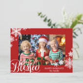 Festive Red Snowflakes Moderne Script Simple Photo Feestdagenkaart (Staand voorkant)