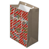 Festive Red Stripe Pine Spruce Cones Kraft Holiday Medium Cadeauzakje (Voorkant Gekanteld)
