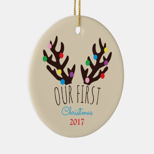 Festive Reindeer Antlers, onze eerste kerstviering Keramisch Ornament (Rechts)