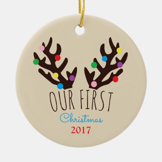 Festive Reindeer Antlers, onze eerste kerstviering Keramisch Ornament (Voorkant)