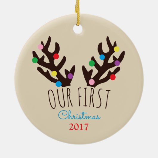 Festive Reindeer Antlers, onze eerste kerstviering Keramisch Ornament (Achterkant)