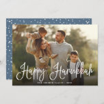 Festive Script Overlay Hanukkah Foto Feestdagenkaart<br><div class="desc">Eenvoudige en chic Hanukkah-fotokaart bevat uw favoriete familiefoto met "Happy Hanukkah" in het witte,  moderne schrift. Pas aan met uw familienaam en het jaar langs de bodem. Kaarten keren terug naar een sneeuw en sterren in stoffige leisteen blauw en wit.</div>