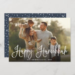 Festive Script Overlay Hanukkah Foto Feestdagenkaart<br><div class="desc">Eenvoudige en chic Hanukkah-fotokaart bevat uw favoriete familiefoto met "Happy Hanukkah" in het witte,  moderne schrift. Pas aan met uw familienaam en het jaar langs de bodem. Kaarten keren terug naar een sneeuw en sterren in dusty marine blauw en wit.</div>