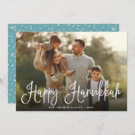 Festive Script Overlay Hanukkah Foto Feestdagenkaart<br><div class="desc">Eenvoudige en chic Hanukkah-fotokaart bevat uw favoriete familiefoto met "Happy Hanukkah" in het witte,  moderne schrift. Pas aan met uw familienaam en het jaar langs de bodem. Kaarten keren terug naar een sneeuw- en sterrenpatroon in feestelijk blauwgroen en wit.</div>