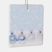 Festive Silver-kerstballen op sneeuw Keramisch Ornament (Rechts)
