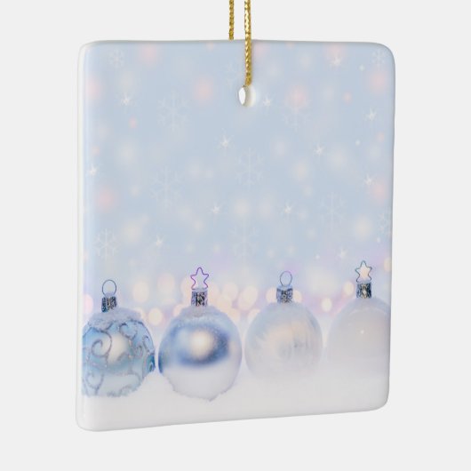 Festive Silver-kerstballen op sneeuw Keramisch Ornament (Rechts)