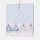 Festive Silver-kerstballen op sneeuw Keramisch Ornament (Links)