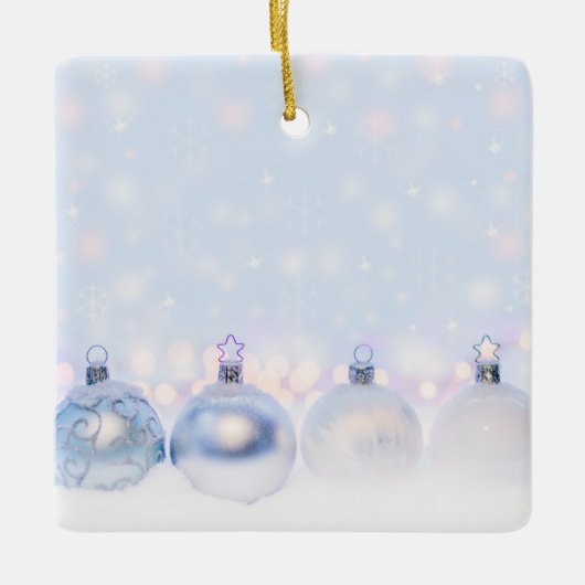 Festive Silver-kerstballen op sneeuw Keramisch Ornament (Voorkant)