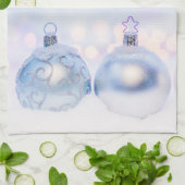 Festive Silver-kerstballen op sneeuw Theedoek (Gevouwen)
