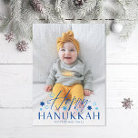 Festive Starry Happy Hanukkah Blue Foto Feestdagenkaart<br><div class="desc">Moderne lettertype duo van "Happy Hanukkah" met joodse sterren,  boven je volledige foto met optionele alinea op de achterkant. Voeg uw eigen foto aan de rug toe indien gewenst.</div>