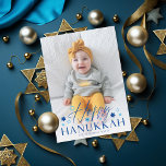 Festive Starry Happy Hanukkah Blue Foto Feestdagenkaart<br><div class="desc">Moderne lettertype duo van "Happy Hanukkah" met joodse sterren,  boven je volledige foto met optionele alinea op de achterkant. Voeg uw eigen foto aan de rug toe indien gewenst.</div>