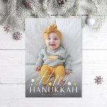 Festive Starry Happy Hanukkah Foto Feestdagenkaart<br><div class="desc">Moderne lettertype duo van "Happy Hanukkah" met joodse sterren,  boven je volledige foto met optionele alinea op de achterkant. Voeg uw eigen foto aan de rug toe indien gewenst.</div>