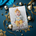 Festive Starry Happy Hanukkah Foto Feestdagenkaart<br><div class="desc">Moderne lettertype duo van "Happy Hanukkah" met joodse sterren,  boven je volledige foto met optionele alinea op de achterkant. Voeg uw eigen foto aan de rug toe indien gewenst.</div>