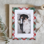 Festive Tartan Patroon met kerstfoto Feestdagen Kaart<br><div class="desc">Festive Tartan Pattern Gefeliciteerd met Kerstmis Foto Holiday Kaart | kerstcadeautjes naar familie en vrienden sturen met deze aanpasbare fotovakantiekaart. Het heeft een rood, wit en rood festief tartan patroon. Pas verder kaart door het patroon aan een andere foto of om het even welk afbeelding aan te vervangen dat u...</div>