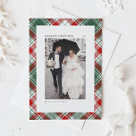 Festive Tartan Patroon met kerstfoto Feestdagenkaart<br><div class="desc">Festive Tartan Pattern Gefeliciteerd met Kerstmis Foto Holiday Kaart | kerstcadeautjes naar familie en vrienden sturen met deze aanpasbare fotovakantiekaart. Het heeft een rood, wit en rood festief tartan patroon. Pas verder kaart door het patroon aan een andere foto of om het even welk afbeelding aan te vervangen dat u...</div>