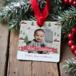 Festive Vintage-kerstboom Boerderij Foto-keramiek Metalen Ornament<br><div class="desc">Viel het magische en feestelijke vakantieseizoen met onze aangepaste fotoversiering op vakantie. Ons vakantieschema is voorzien van een kerstboomkring. Dit kerstpatroon bevat een boerderij kerstscène met een boerderij, een rode schuur, kinderen die sneeuwballen spelen en gooien, kerstbomen en een rode vrachtwagen. Pas met een foto op de voor en rug...</div>